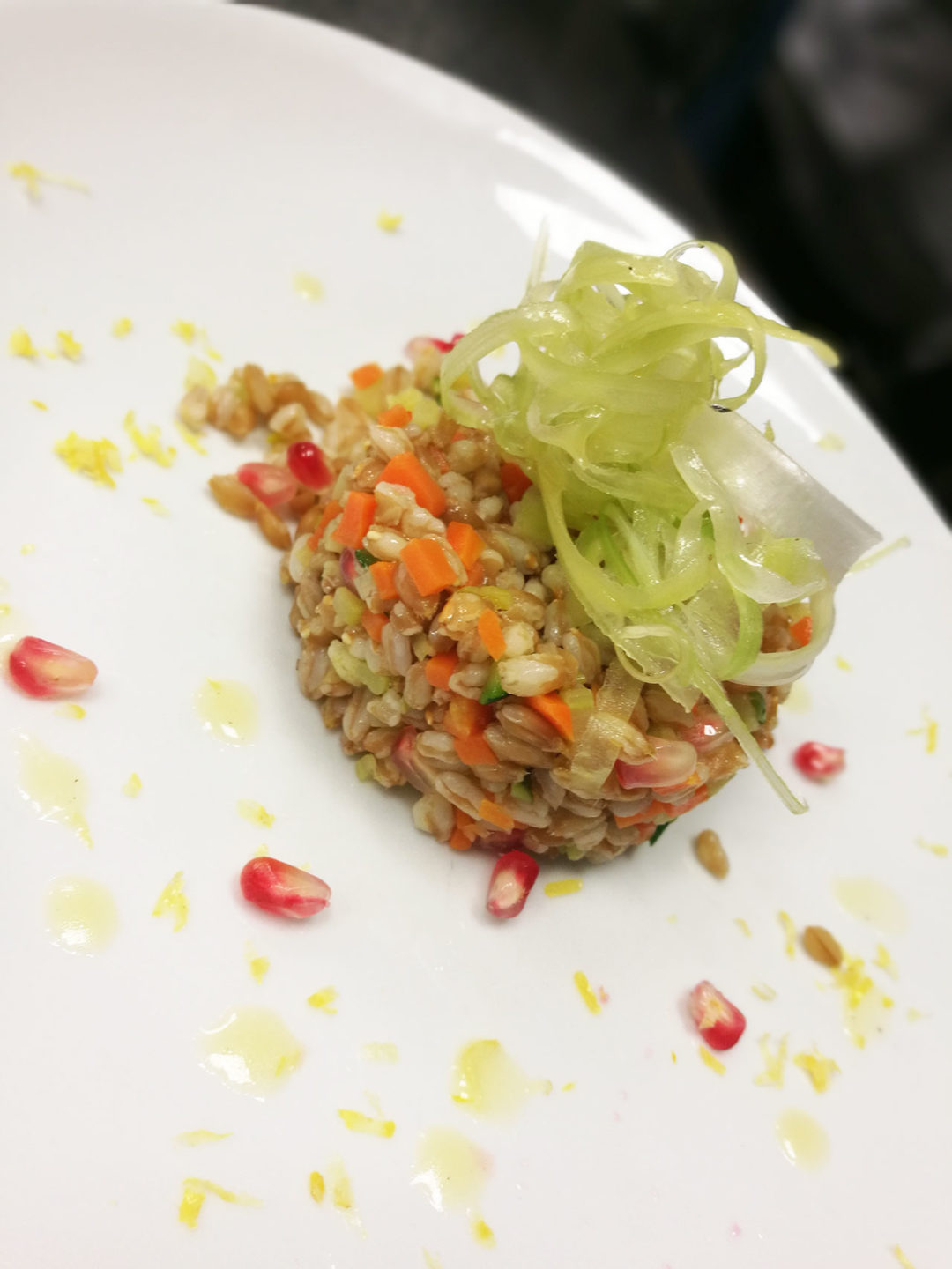 Farro con cubetti di carote, julienne di sadano fresco e melograna